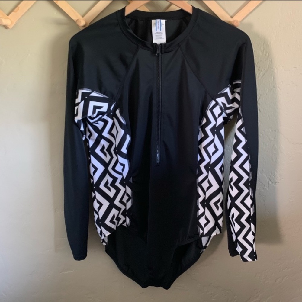 Like new south point one piece rash guard